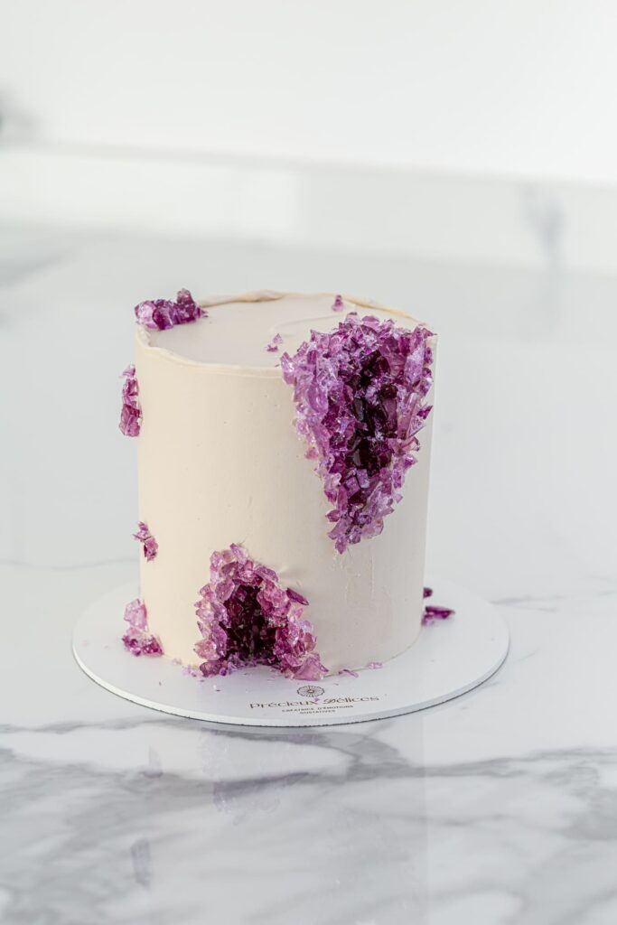 Gâteau personnalisé sur mesure à Orléans avec décoration géode améthyste – Précieux Délices