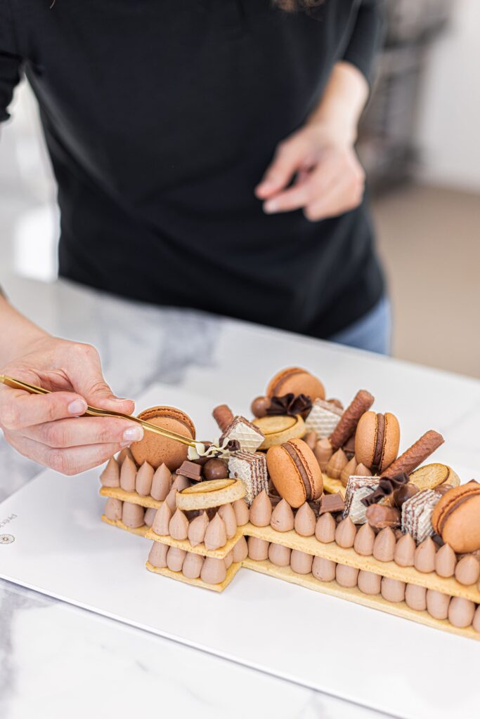 Création artisanale d’un Number Cake chocolat décoré de macarons et gourmandises – Précieux Délices, pâtisserie sur mesure près d’Orléans