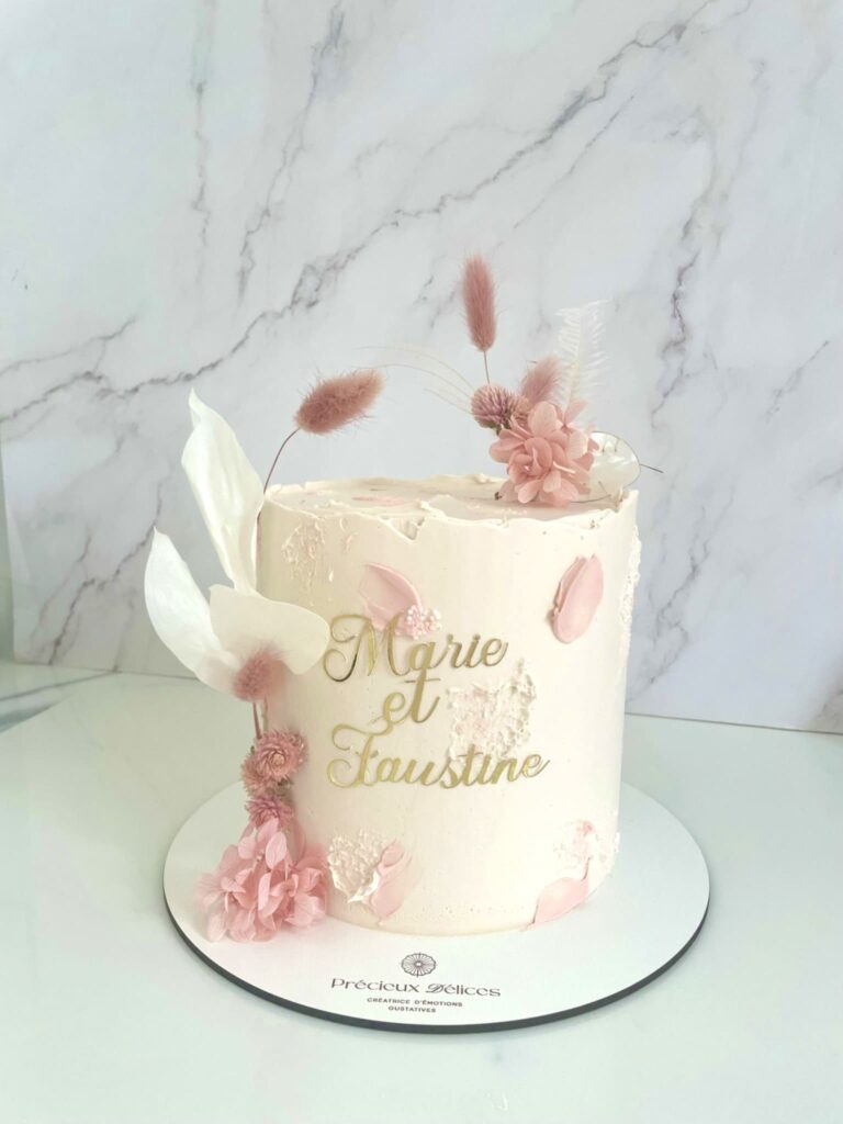 Gâteau d’anniversaire personnalisé aux tons poudrés et floraux, décoration élégante et raffinée – Précieux Délice
