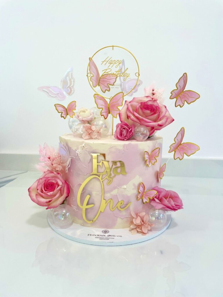 Gâteau d’anniversaire sur mesure thème papillons et fleurs roses, création délicate et poétique – Précieux Délices