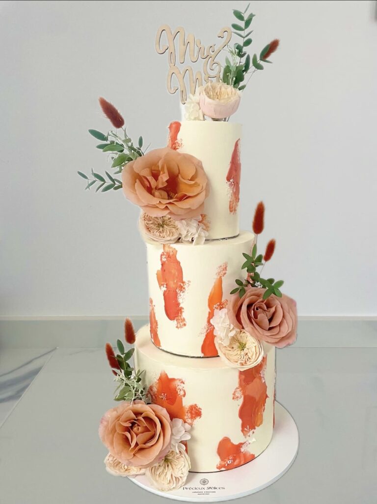 Pièce montée de mariage sur mesure aux tons terracotta et fleurs, création élégante et artisanale – Précieux Délices