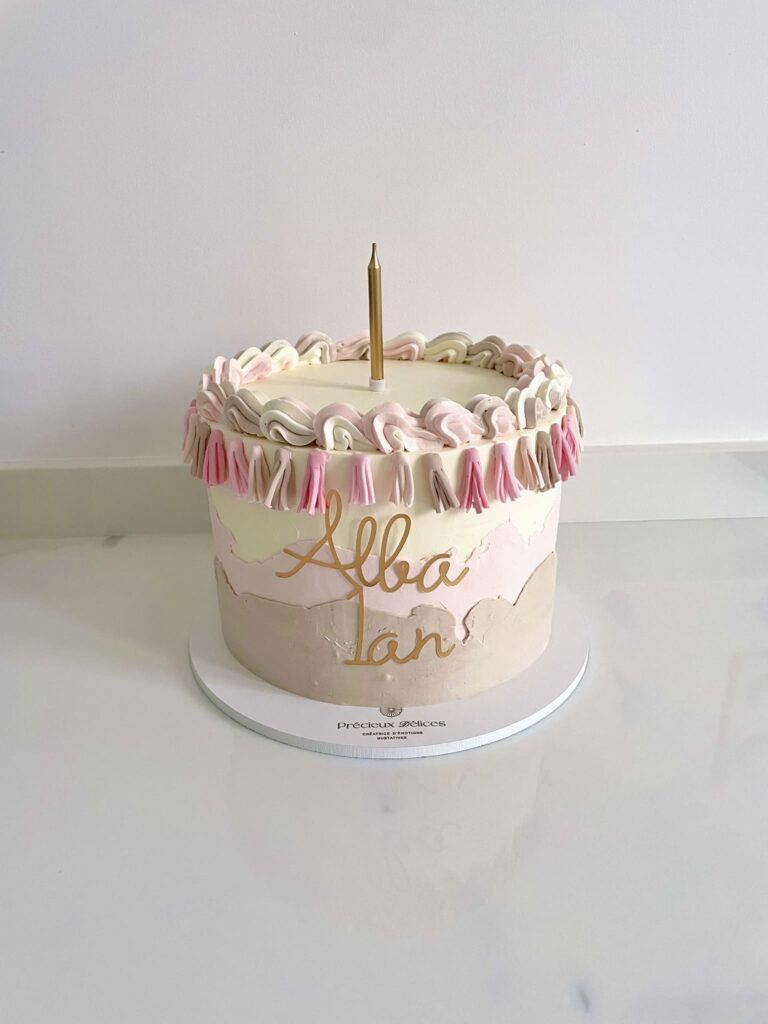 Gâteau d’anniversaire personnalisé pour adulte aux tons pastel, décoration sobre et élégante – Précieux Délices