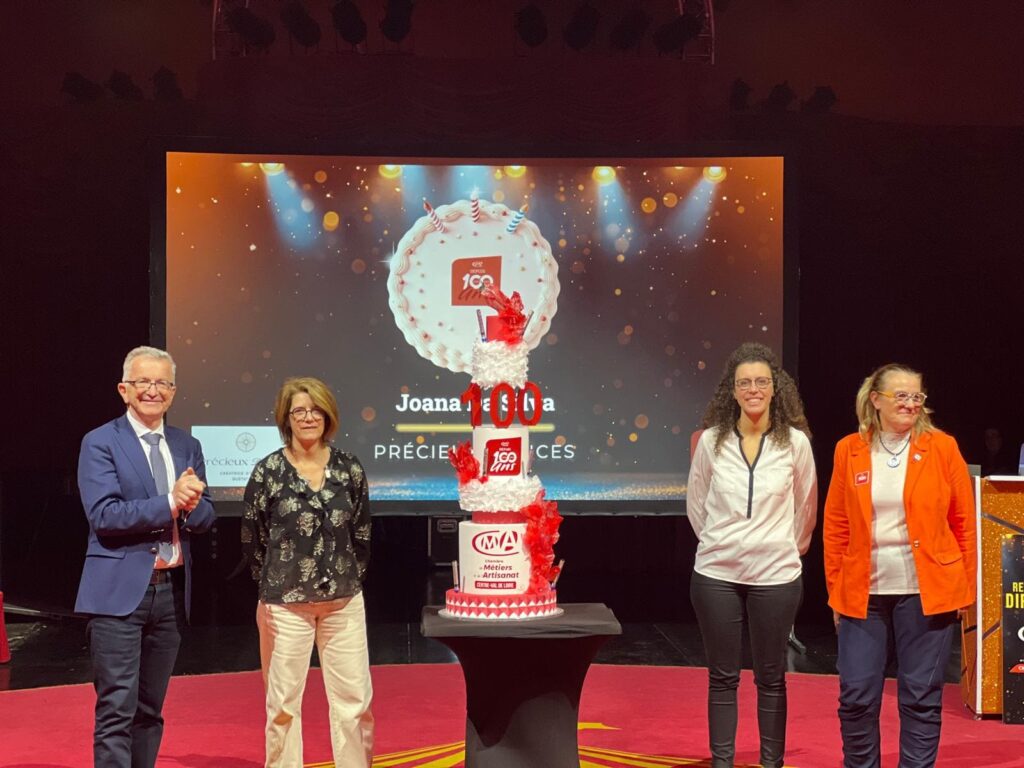 Au-delà des événements privés, Précieux Délices accompagne également des entreprises, institutions et acteurs économiques du Loiret et du Centre-Val de Loire dans leurs événements professionnels. J’ai notamment eu l’honneur de réaliser des pièces montées et créations sur mesure pour les 100 ans de la CMA du Loiret ainsi que pour la CMA de Loir-et-Cher. J’interviens également pour des anniversaires d’entreprise, lancements, soirées partenaires ou événements internes, en proposant des créations élégantes, cohérentes avec l’image de marque de chaque structure.