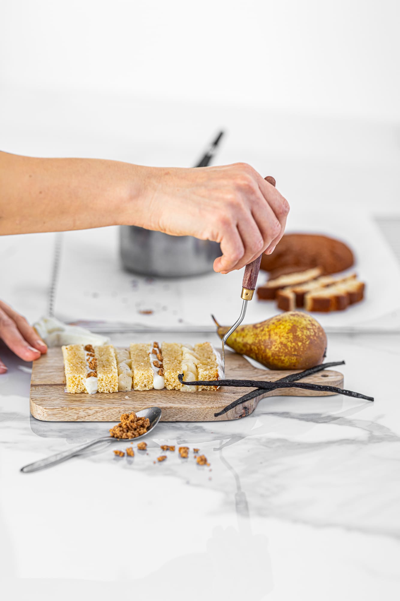 Préparation artisanale d’une pâtisserie moderne poire vanille par Précieux Délices, pâtissière à Orléans