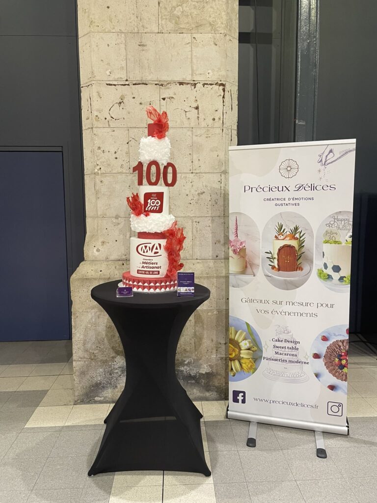Pièce montée réalisée pour les 100 ans de la CMA du Loiret à Orléans – création événementielle Précieux Délices