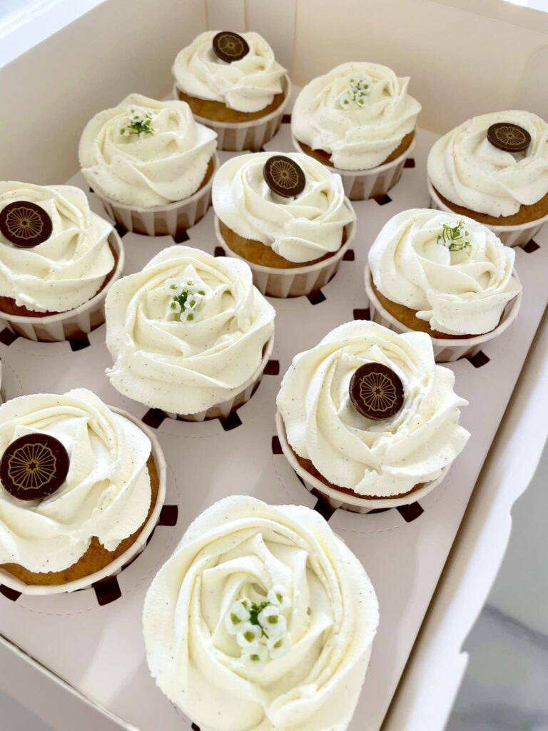 Cupcakes artisanaux vanille avec topping chantilly mascarpone et ganache montée, mignardises pour événement à Orléans – Précieux Délices