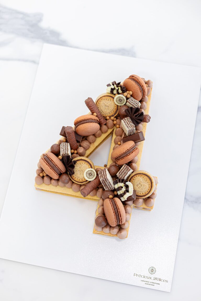Number Cake chocolat décoré de macarons et gourmandises – Précieux Délices, pâtisserie sur mesure près d’Orléans