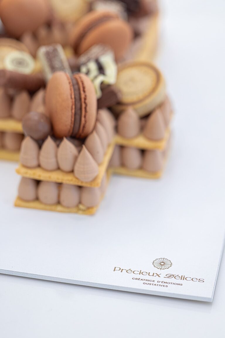 Number Cake chocolat décoré de macarons et gourmandises sur plateau personnalisé – Précieux Délices, pâtisserie sur mesure près d’Orléans