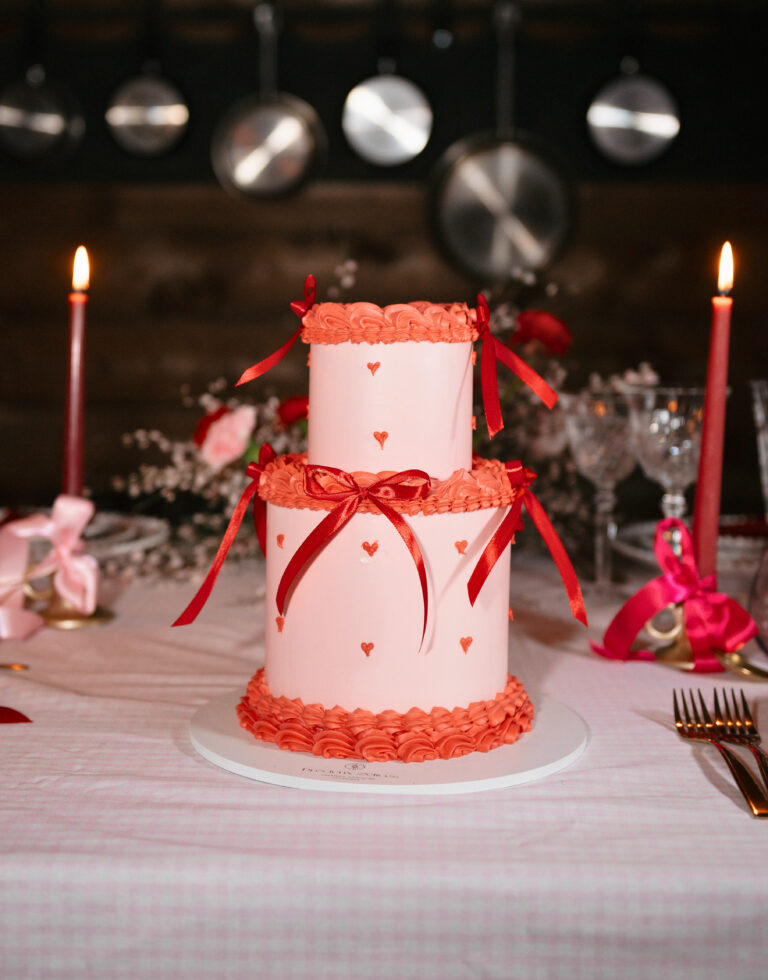 Wedding cake sur mesure à Orléans avec décoration romantique et rubans rouges présenté sur table de mariage