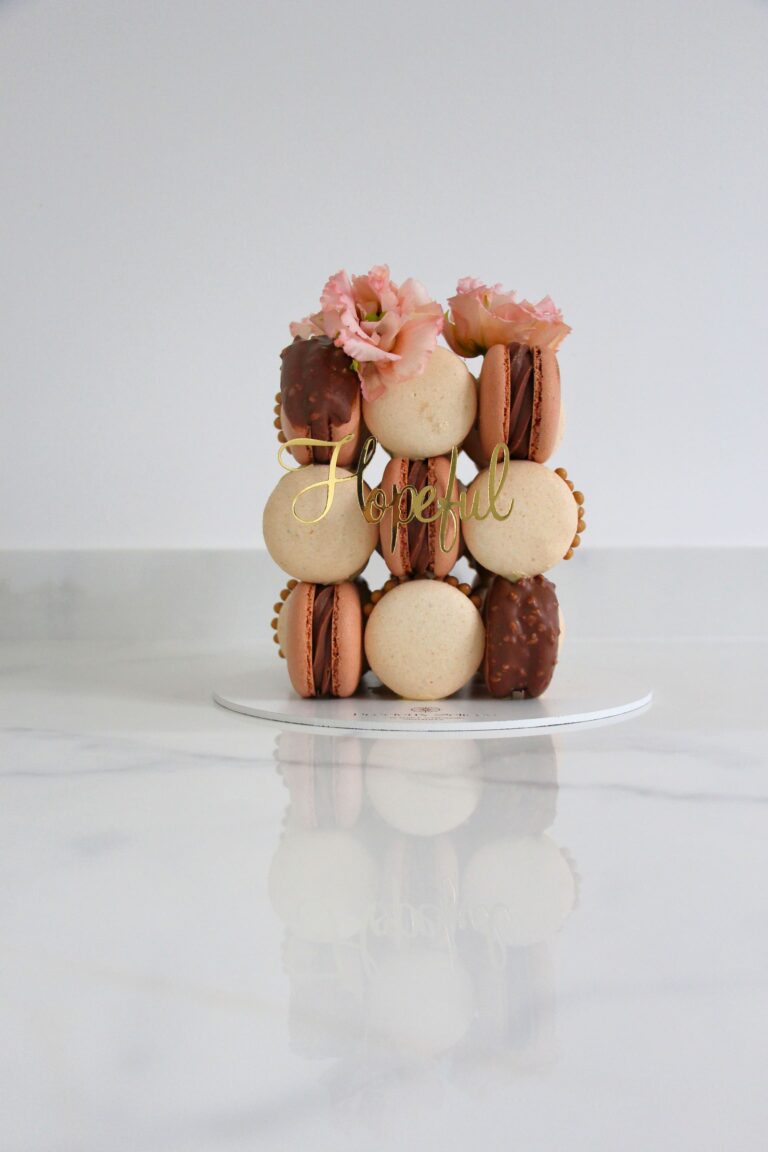 cake design sur mesure composé de macarons et fleurs, création originale Hopeful réalisée à Orléans