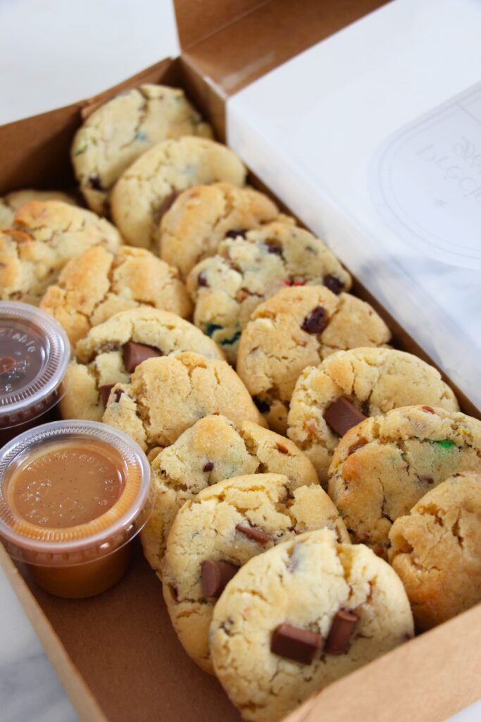 cookies artisanaux aux pépites de chocolat avec sauce caramel et chocolat à Orléans – Précieux Délices