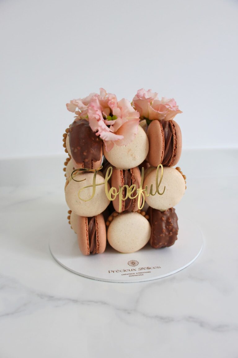 création cake design haut de gamme avec macarons et fleurs par pâtissière à Orléans
