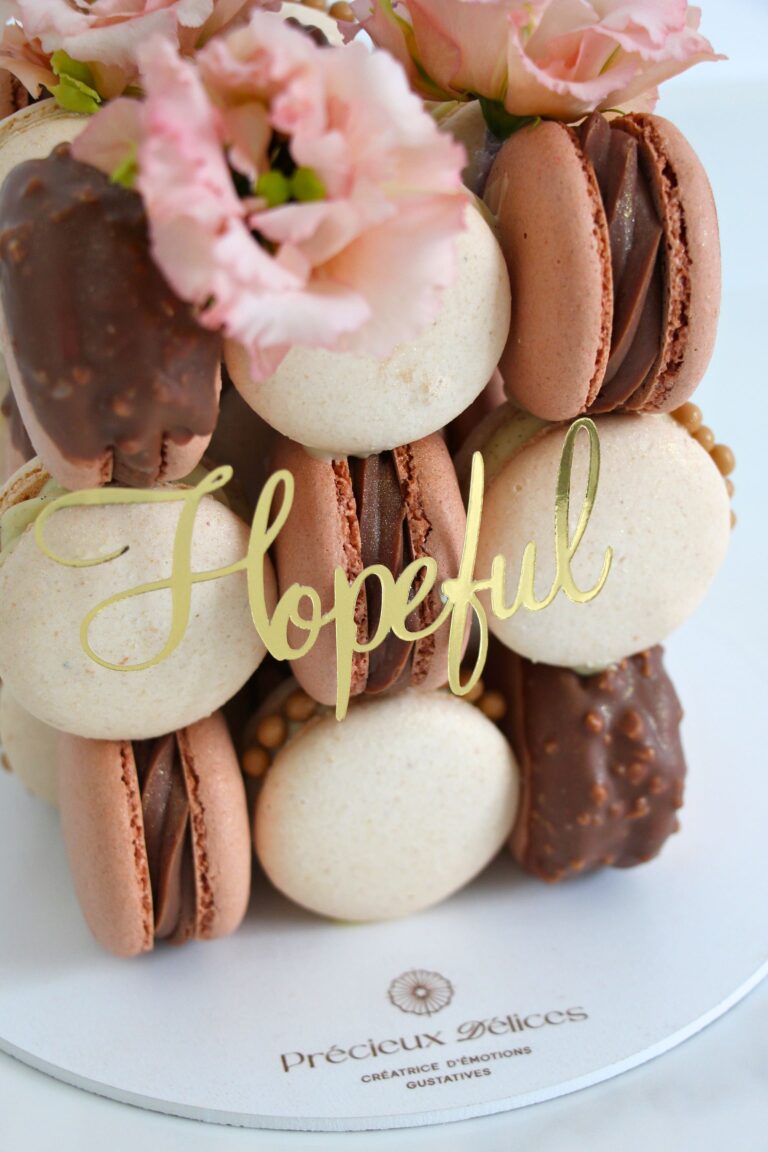 détail macarons et ganache chocolat sur cake design artistique réalisé à Orléans