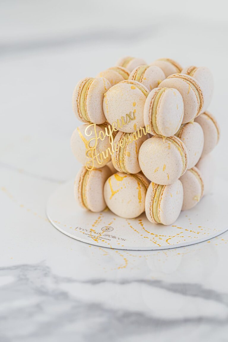 cake design en macarons personnalisé avec inscription dorée pour anniversaire réalisé à Orléans