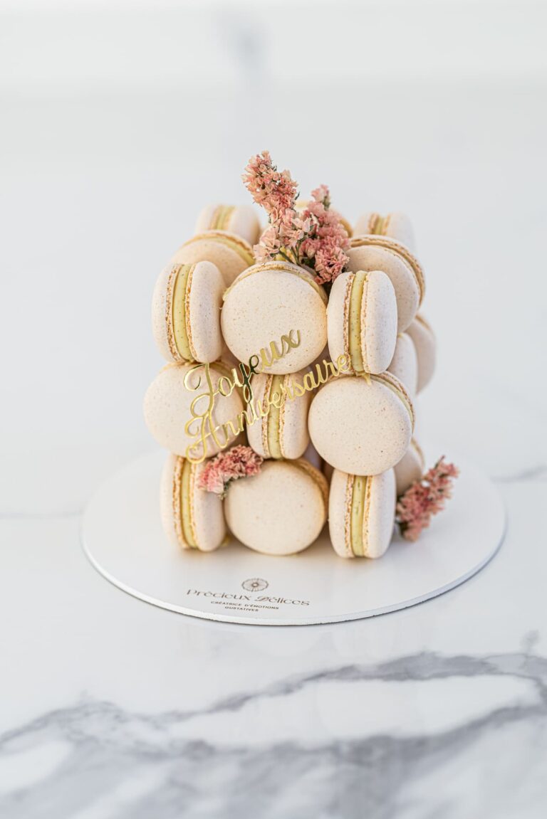 cake design en macarons personnalisé avec fleurs et inscription joyeux anniversaire réalisé à Orléans