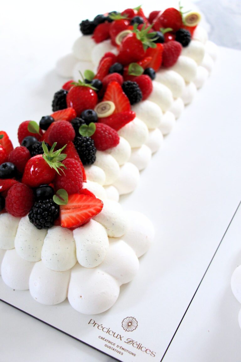 Pavlova au format Number Cake garnie de fraises, framboises, mûres, myrtilles et chantilly à la vanille de Madagascar, réalisée artisanalement par Précieux Délices à Orléans.