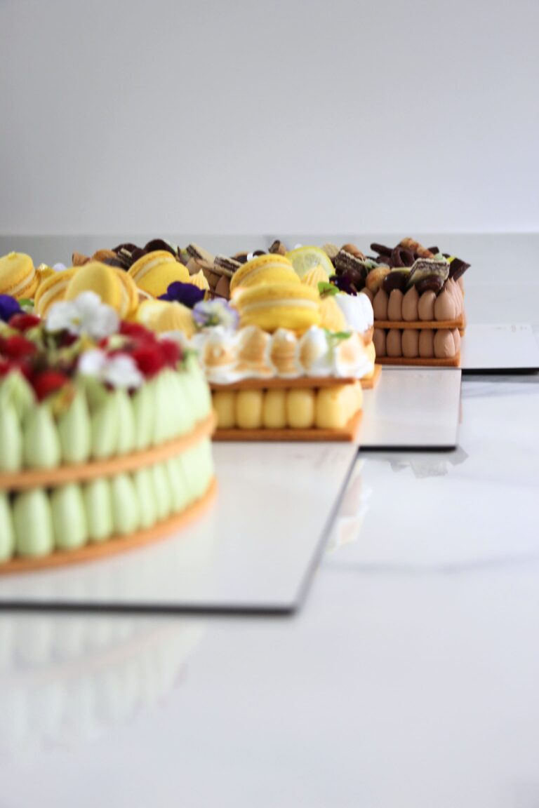 Trois Number Cakes artisanaux alignés : pistache framboise, citron meringué et chocolat gourmand, réalisés sur mesure par Précieux Délices à Orléans.