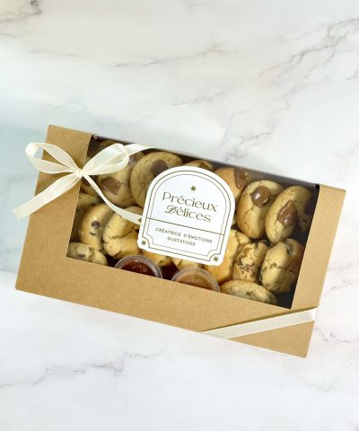 Mes cookies artisanaux sont généreux, moelleux à cœur et légèrement croustillants à l’extérieur, pour une dégustation réconfortante et intensément gourmande. Réalisés dans mon laboratoire à Orléans avec des ingrédients sélectionnés avec soin, ils allient textures fondantes et associations savoureuses.